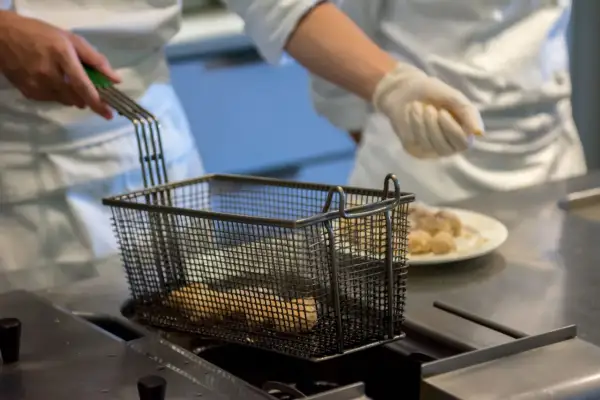 Jaka temperatura oleju do frytek, aby uniknąć tłustych i miękkich frytek?