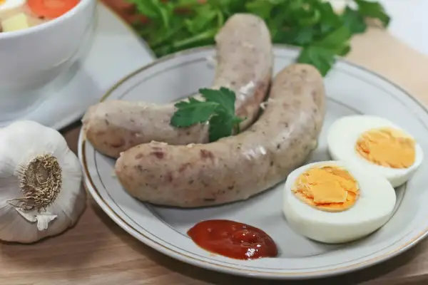 Kiełbasa, jajka na twardo, czosnek i ketchup. Zastanawiasz się, ile gorczycy do kiełbasy?